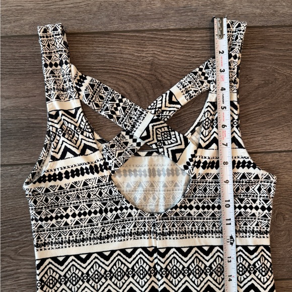 Women’s Black & White Patterned Fitted Sleeveless Dress - Picture 11 of 11